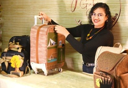 Gabiane Castro passou a enxergar a marca de bolsas personalizadas como uma empresa, e não apenas um trabalho manual
 -  (crédito:  Ed Alves/CB/D.A Press) -Gabiane Castro passou a enxergar a marca de bolsas personalizadas como uma empresa, e não apenas um trabalho manual
 -  (crédito:  Ed Alves/CB/D.A Press)