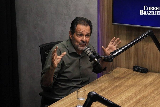 Agnelo Queiroz (PT) discursa para apoiadores durante comício em Brasília, onde concorre à vaga de deputado federal - (crédito: Reprodução/Correio Braziliense) Agnelo Queiroz (PT) discursa para apoiadores durante comício em Brasília, onde concorre à vaga de deputado federal - (crédito: Reprodução/Correio Braziliense)
