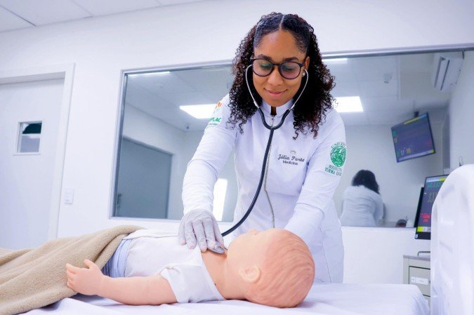 A graduação dura seis anos e prepara os futuros médicos para atuar nos diferentes níveis de atenção à saúde. -  (crédito: Divulgação)