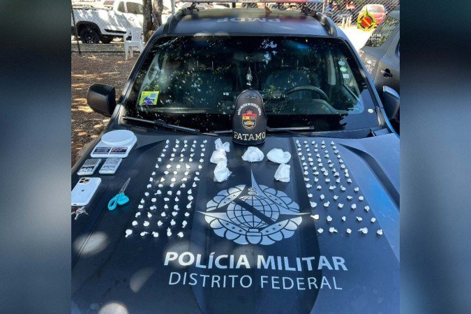 Os militares acessaram o imóvel e localizaram uma bolsa com diversas porções de cocaína - (crédito: Divulgação/PMDF) Os militares acessaram o imóvel e localizaram uma bolsa com diversas porções de cocaína - (crédito: Divulgação/PMDF)