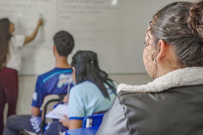 Quase 6 em cada 10 estudantes concluem o ensino médio na rede pública com aprendizagem abaixo do básico em matemática -  (crédito: Rafa Neddermeyer/Agência Brasil)