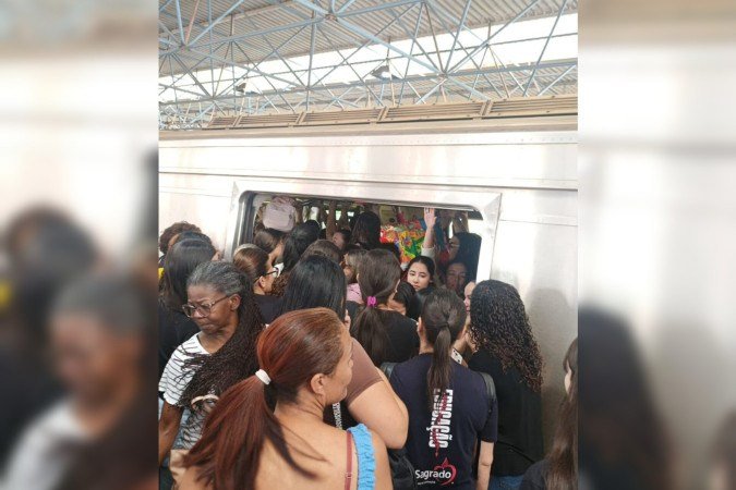 Passageiros enfrentaram superlotação por conta do problema técnico no Metrô-DF - (crédito: Divulgação/ Samambaia Mil Grau ) Passageiros enfrentaram superlotação por conta do problema técnico no Metrô-DF - (crédito: Divulgação/ Samambaia Mil Grau )