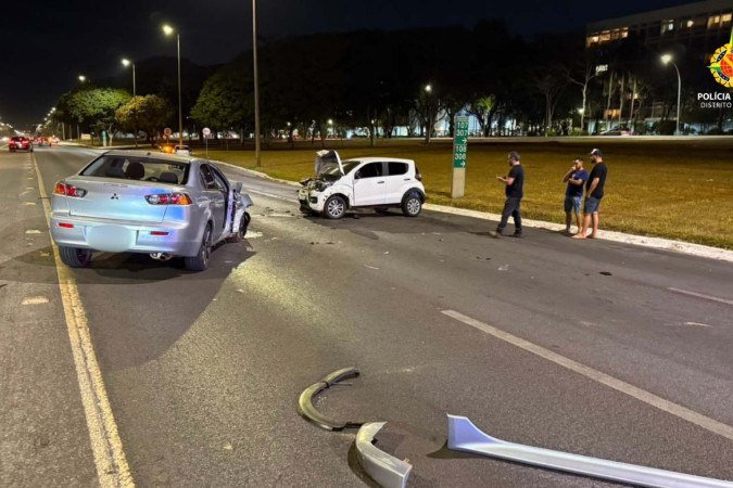 A frente de dois ve&iacute;culos foram destru&iacute;das com a colis&atilde;o