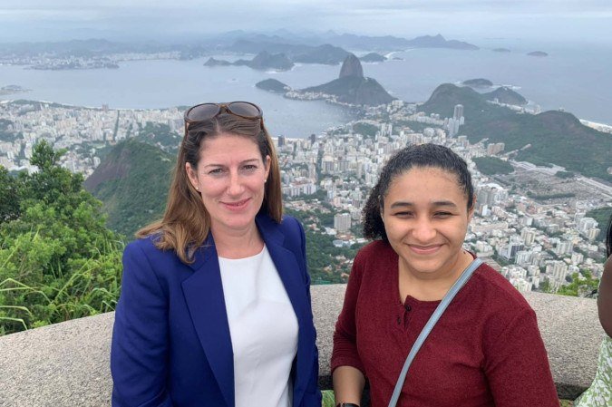 A embaixadora do Reino Unido no Brasil, Stephanie Al-Qaq, e Laila Paiva, vencedora da edição de 2023 do concurso Embaixadora por um Dia, no Rio de Janeiro.
- (crédito: Divulgação/Embaixada do Reino Unido) A embaixadora do Reino Unido no Brasil, Stephanie Al-Qaq, e Laila Paiva, vencedora da edição de 2023 do concurso Embaixadora por um Dia, no Rio de Janeiro.
- (crédito: Divulgação/Embaixada do Reino Unido)