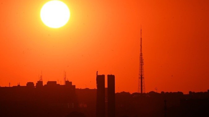 O intenso sol em Brasília em dia de baixa umidade reforça a necessidade de hidratação para a saúde - (crédito: Ed Alves/CB/D.A Press) O intenso sol em Brasília em dia de baixa umidade reforça a necessidade de hidratação para a saúde - (crédito: Ed Alves/CB/D.A Press)