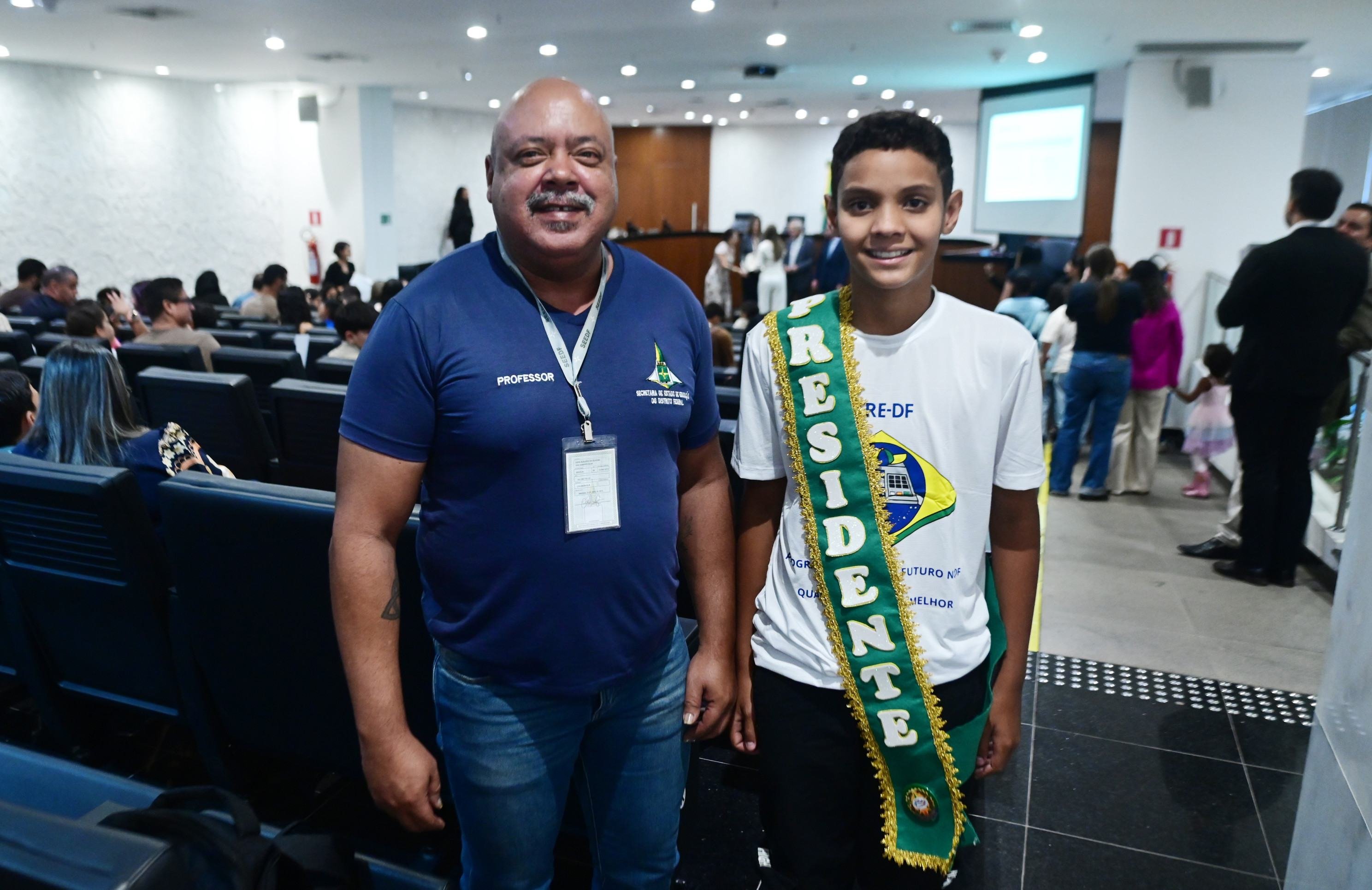  20/08/2026. Ed Alves/CB/D.A Press. Cidades. Eleitores do Futuro - Projeto do TRE com Escolas do Ensino Fundamental. Na foto,, Cleudes Oliveira e Arthur Carneiro. 