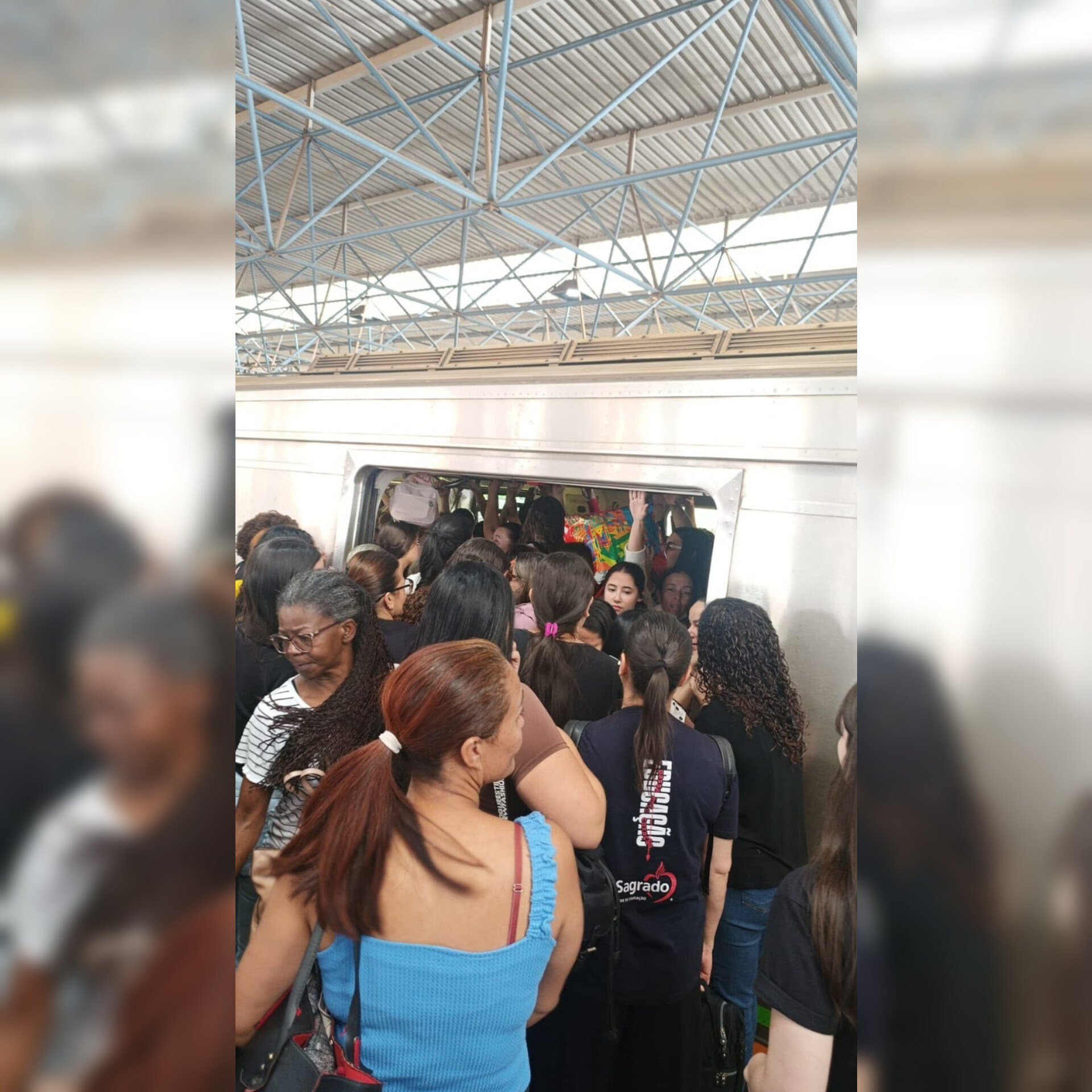 Passageiros enfrentam superlota&ccedil;&atilde;o em esta&ccedil;&otilde;es por conta de um problema t&eacute;cnico no Metr&ocirc;-DF -  (crédito: Divulga&ccedil;&atilde;o/ Samambaia Mil Grau )