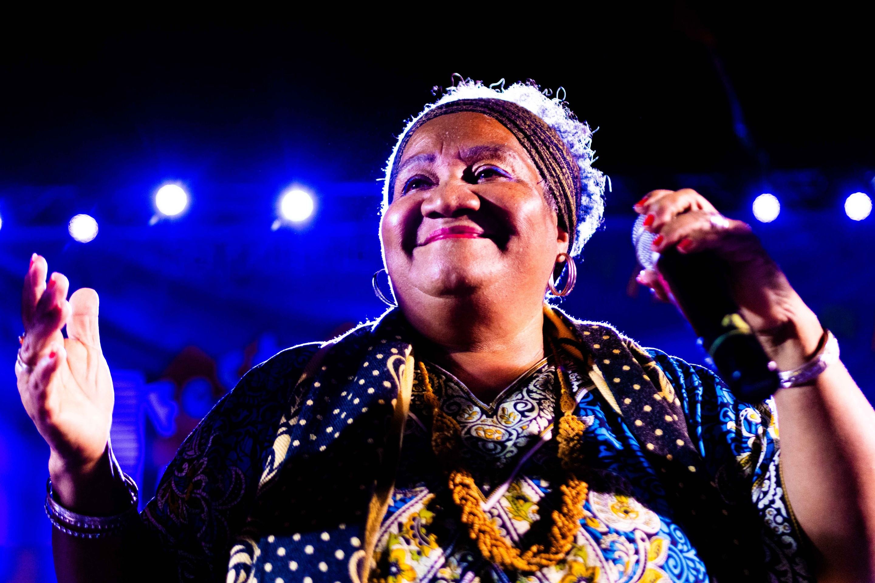 Nascida em Olinda (PE) e moradora do Parano&aacute; (DF), Martinha do Coco combina refer&ecirc;ncias das culturas populares de sua terra natal com as viv&ecirc;ncias no Cerrado