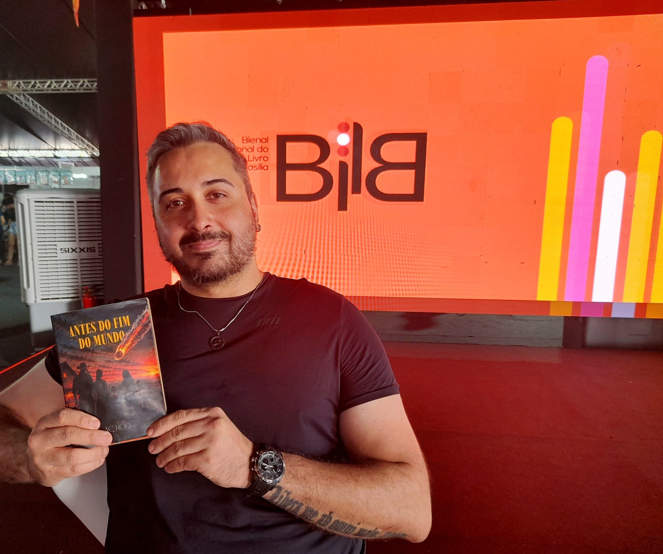 Rodrigo lan&ccedil;ou seu primeiro livro