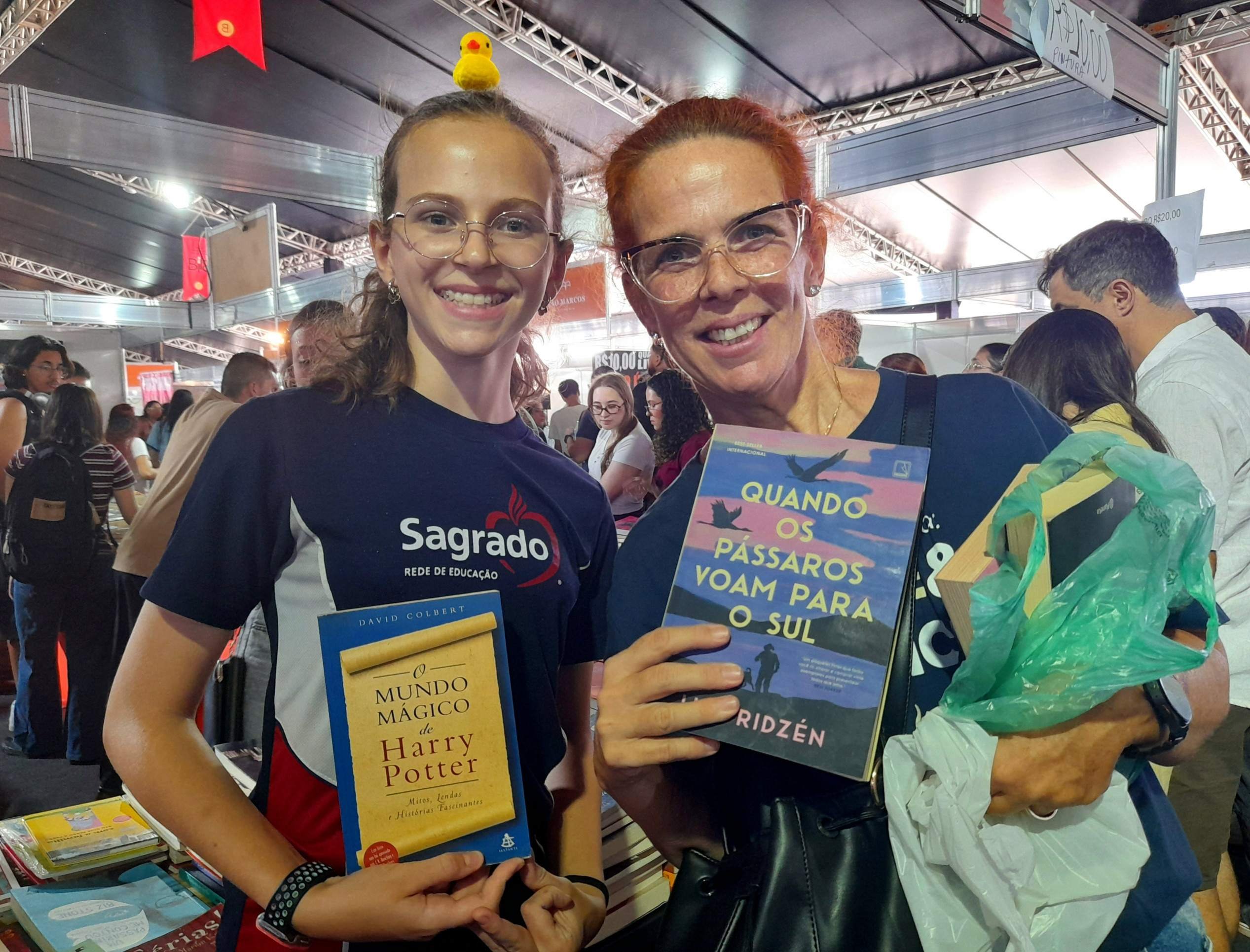 Manuela e a m&atilde;e, Isabela, aproveitaram para comprar livros desejados