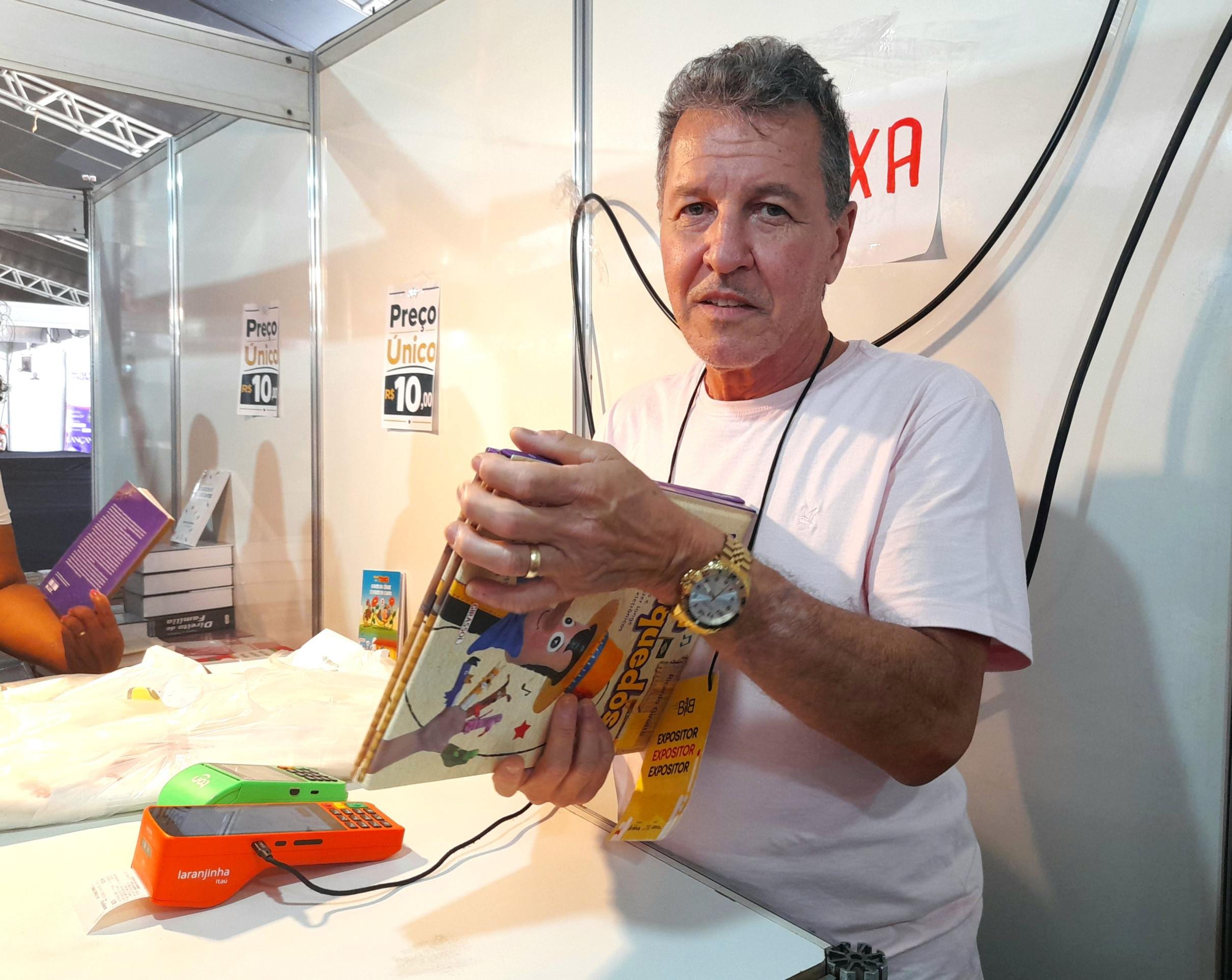 Marcos Ferreira veio de Belo Horizonte para vender livros