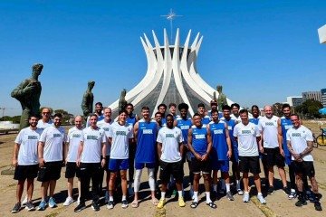 A Seleção Brasileira passou pela Catedral antes do treinamento desta sexta para as Eliminatórias -  (crédito: CBB)