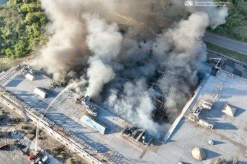 Bombeiros tentam conter incêndio causado por ataques russos em um shopping localizado na cidade de Kryvyi Rih, na Ucrânia - (crédito: AFP) Bombeiros tentam conter incêndio causado por ataques russos em um shopping localizado na cidade de Kryvyi Rih, na Ucrânia - (crédito: AFP)