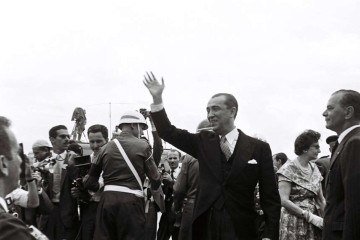 Juscelino Kubitschek no gesto mais repetido durante a inauguração de BrasÃlia e depois imortalizado na estátua que o celebra no Memorial JK, monumento erguido em sua homenagem.
- (crédito: Arquivo Público-DF) Juscelino Kubitschek no gesto mais repetido durante a inauguração de BrasÃlia e depois imortalizado na estátua que o celebra no Memorial JK, monumento erguido em sua homenagem.
- (crédito: Arquivo Público-DF)