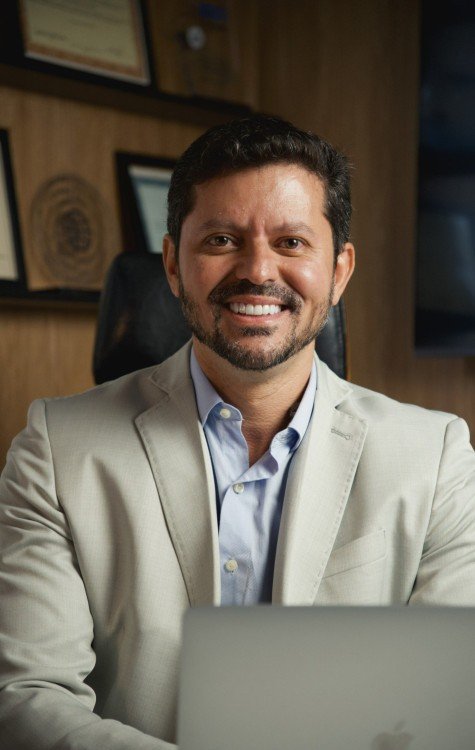Fl&aacute;vio Pinheiro, cirurgi&atilde;o dentista e especialista em implantodontia pela Associa&ccedil;&atilde;o Brasileira de Odontologia de Santos