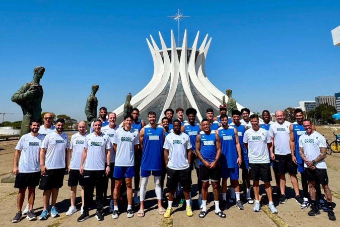 A Seleção Brasileira passou pela Catedral antes do treinamento desta sexta para as Eliminatórias - (crédito: CBB) A Seleção Brasileira passou pela Catedral antes do treinamento desta sexta para as Eliminatórias - (crédito: CBB)