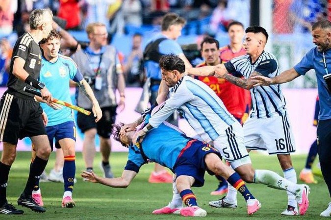 Fifa multa Argentina por faixa sobre Ilhas Falklands/Malvinas e suspende jogadores após briga na final da Copa do Mundo - (crédito: BBC Geral) Fifa multa Argentina por faixa sobre Ilhas Falklands/Malvinas e suspende jogadores após briga na final da Copa do Mundo - (crédito: BBC Geral)
