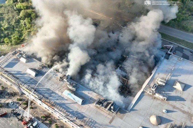 Bombeiros tentam conter incêndio causado por ataques russos em um shopping localizado na cidade de Kryvyi Rih, na Ucrânia - (crédito: AFP) Bombeiros tentam conter incêndio causado por ataques russos em um shopping localizado na cidade de Kryvyi Rih, na Ucrânia - (crédito: AFP)