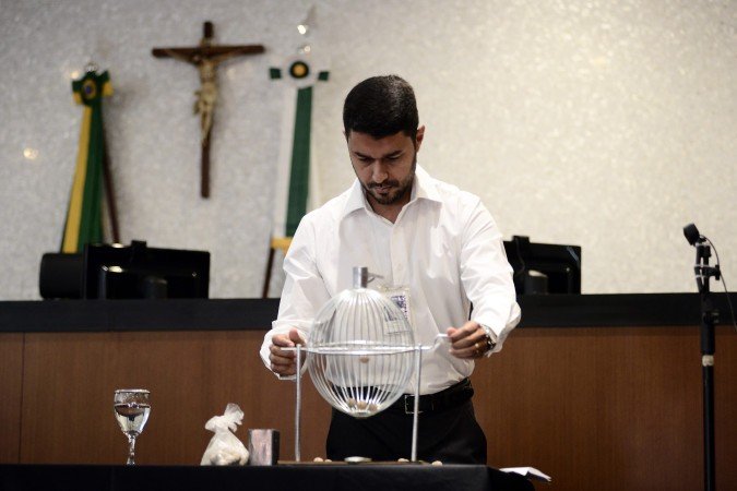 O sorteio no tribunal foi aberto aos partidos e ao p&uacute;blico