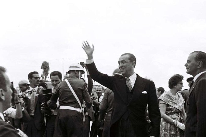 Juscelino Kubitschek no gesto mais repetido durante a inauguração de BrasÃlia e depois imortalizado na estátua que o celebra no Memorial JK, monumento erguido em sua homenagem.
- (crédito: Arquivo Público-DF) Juscelino Kubitschek no gesto mais repetido durante a inauguração de BrasÃlia e depois imortalizado na estátua que o celebra no Memorial JK, monumento erguido em sua homenagem.
- (crédito: Arquivo Público-DF)