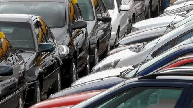 Longas filas de ve&iacute;culos representam a alta demanda por servi&ccedil;os presenciais no Detran-DF -  (crédito: Marcello Casal Jr/Ag&ecirc;ncia Brasil)