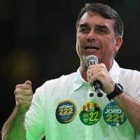 Escolhido por Jair Bolsonaro para representar o bolsonarismo nas urnas, Flávio Bolsonaro chega à disputa presidencial com o desafio de manter a base eleitoral do pai e ampliar apoio entre setores da direita -  (crédito:  AFP)