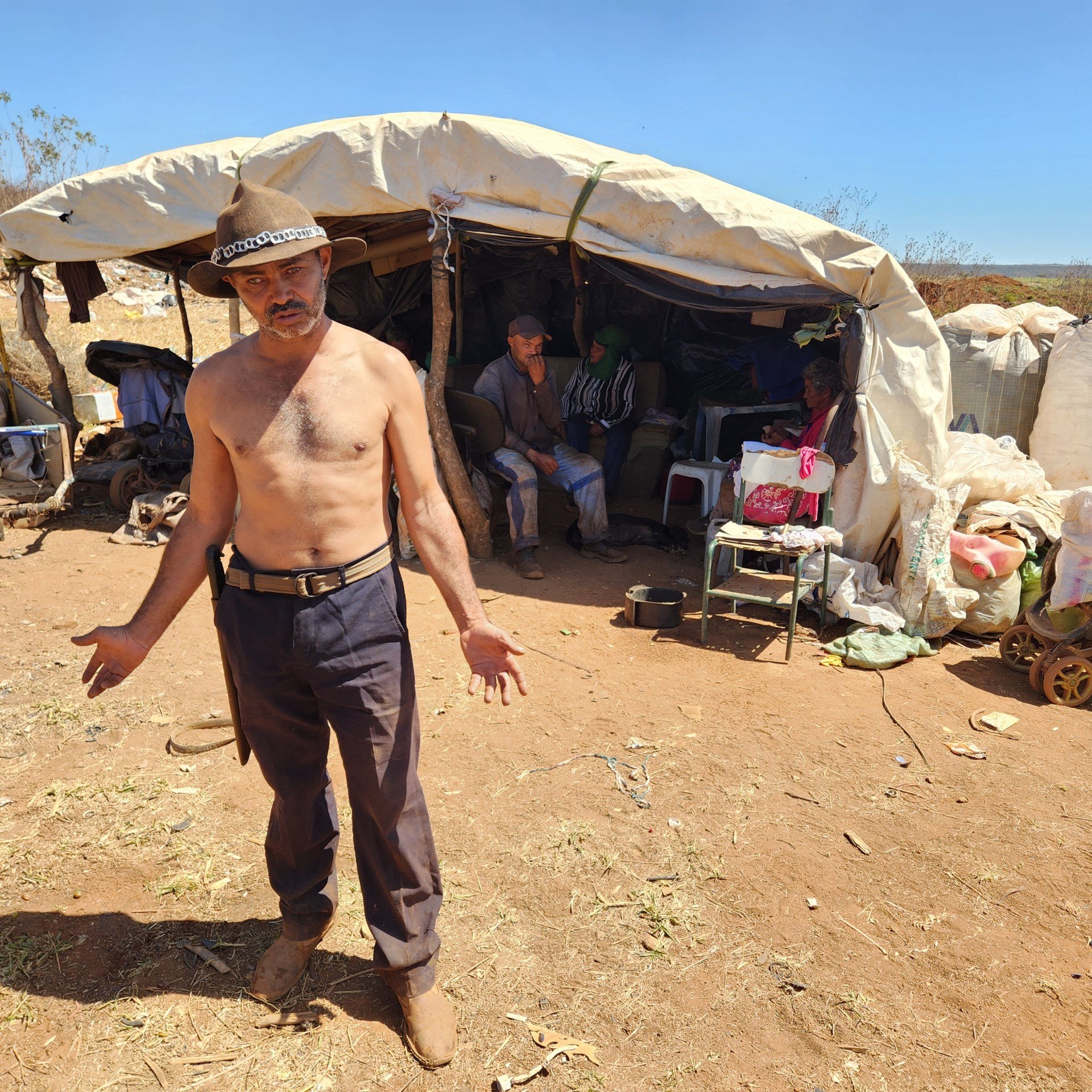Inc&ecirc;ndio no lix&atilde;o de S&atilde;o Jo&atilde;o d'Alian&ccedil;a (GO), na Chapada dos Veadeiros. Milton, catador de material recicl&aacute;vel