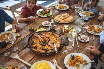 Jantar mais cedo pode mudar a forma como o nosso corpo metaboliza os alimentos - (crédito: Getty Images) Jantar mais cedo pode mudar a forma como o nosso corpo metaboliza os alimentos - (crédito: Getty Images)