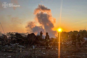 Socorristas ucranianos trabalhando para apagar um incêndio no local de um suposto ataque aéreo - (crédito: Handout/Ukrainian Emergency Service/AFP) Socorristas ucranianos trabalhando para apagar um incêndio no local de um suposto ataque aéreo - (crédito: Handout/Ukrainian Emergency Service/AFP)