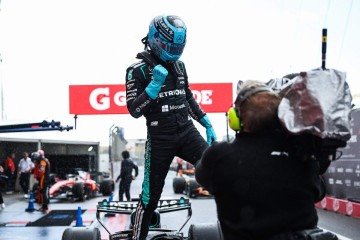 O piloto britânico da Mercedes, George Russell, faz gestos de comemoração após vencer a corrida sprint que antecede o Grande Prêmio da Holanda de Fórmula 1, no circuito de Zandvoort, no oeste da Holanda, em 22 de agosto de 2026 - (crédito: SIMON WOHLFAHRT / AFP) O piloto britânico da Mercedes, George Russell, faz gestos de comemoração após vencer a corrida sprint que antecede o Grande Prêmio da Holanda de Fórmula 1, no circuito de Zandvoort, no oeste da Holanda, em 22 de agosto de 2026 - (crédito: SIMON WOHLFAHRT / AFP)