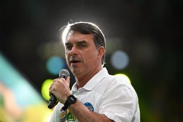 Brazil's Senator Flavio Bolsonaro speaks during an event supporting his presidential campaign at the Maracanazinho gymnasium in Rio de Janeiro, Brazil, on August 22, 2026. (Photo by MAURO PIMENTEL / AFP)
- (crédito: AFP) Brazil's Senator Flavio Bolsonaro speaks during an event supporting his presidential campaign at the Maracanazinho gymnasium in Rio de Janeiro, Brazil, on August 22, 2026. (Photo by MAURO PIMENTEL / AFP)
- (crédito: AFP)