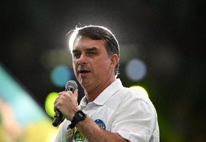  Brazil's Senator Flavio Bolsonaro speaks during an event supporting his presidential campaign at the Maracanazinho gymnasium in Rio de Janeiro, Brazil, on August 22, 2026. (Photo by MAURO PIMENTEL / AFP)
       -  (crédito:  AFP)