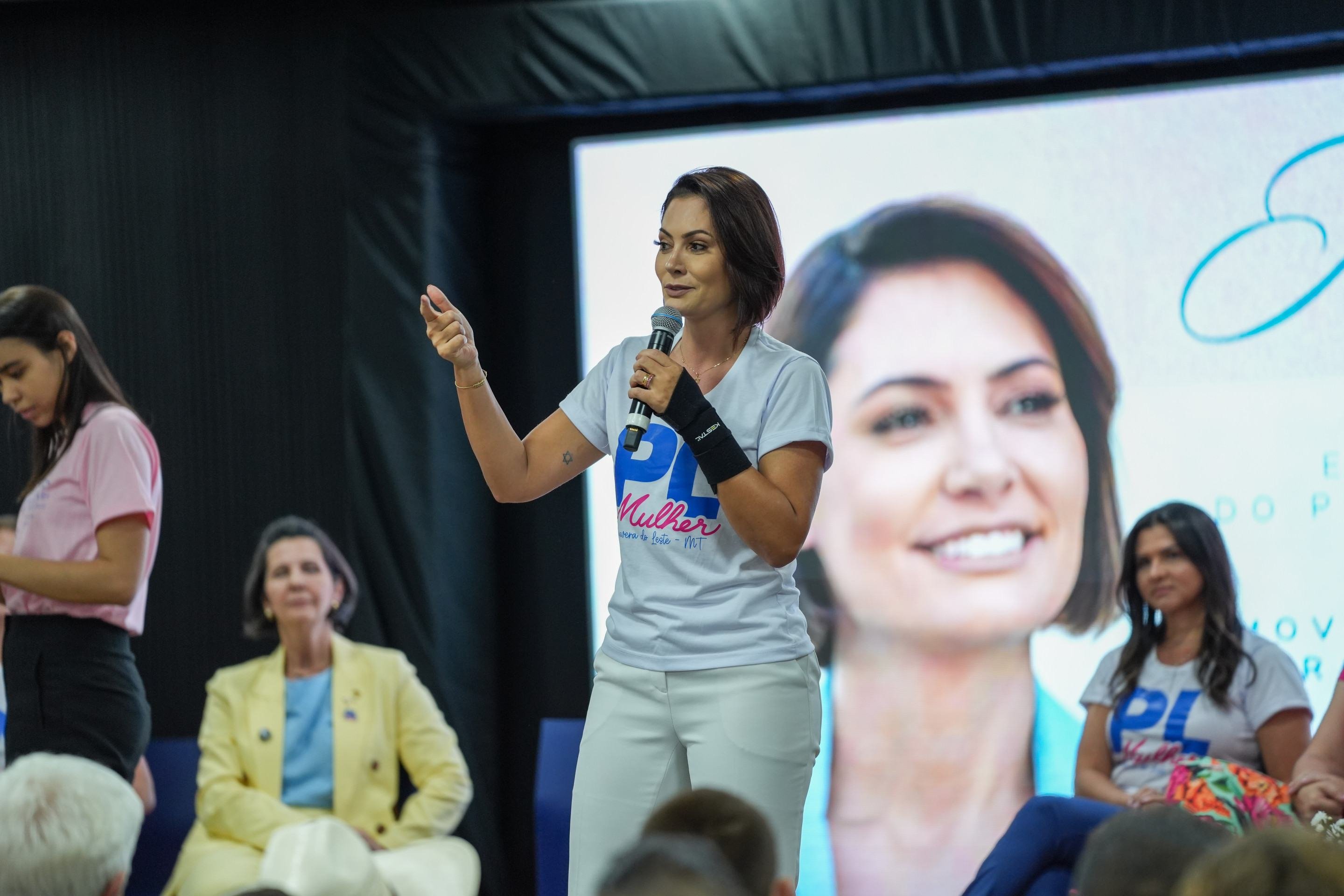 Michelle recorre contra suspensão de propaganda com Bolsonaro