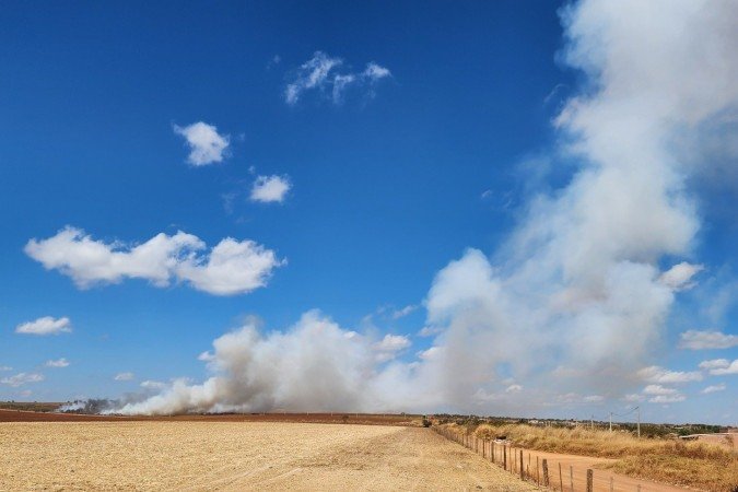 Inc&ecirc;ndio no lix&atilde;o de S&atilde;o Jo&atilde;o d'Alian&ccedil;a (GO), na Chapada dos Veadeiros