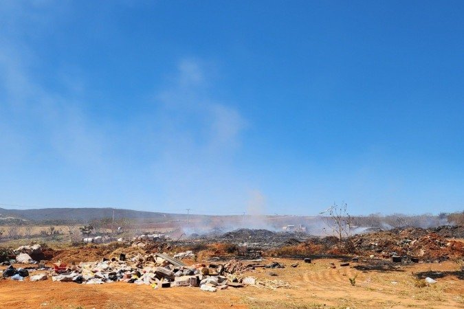 Incêndio no lixão de São João d'Aliança (GO), na Chapada dos Veadeiros - (crédito: Fernando Brito/CB/D.A.Press) Incêndio no lixão de São João d'Aliança (GO), na Chapada dos Veadeiros - (crédito: Fernando Brito/CB/D.A.Press)