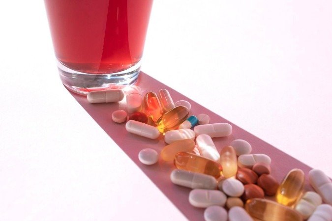 Ao longo do século 20, o álcool era a substância preferida dos jovens que buscavam relaxar. Agora, pessoas na faixa dos vinte anos estão recorrendo a medicamentos - (crédito: Getty Images) Ao longo do século 20, o álcool era a substância preferida dos jovens que buscavam relaxar. Agora, pessoas na faixa dos vinte anos estão recorrendo a medicamentos - (crédito: Getty Images)