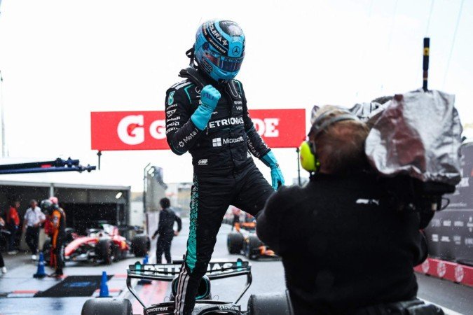 O piloto britânico da Mercedes, George Russell, faz gestos de comemoração após vencer a corrida sprint que antecede o Grande Prêmio da Holanda de Fórmula 1, no circuito de Zandvoort, no oeste da Holanda, em 22 de agosto de 2026 - (crédito: SIMON WOHLFAHRT / AFP) O piloto britânico da Mercedes, George Russell, faz gestos de comemoração após vencer a corrida sprint que antecede o Grande Prêmio da Holanda de Fórmula 1, no circuito de Zandvoort, no oeste da Holanda, em 22 de agosto de 2026 - (crédito: SIMON WOHLFAHRT / AFP)
