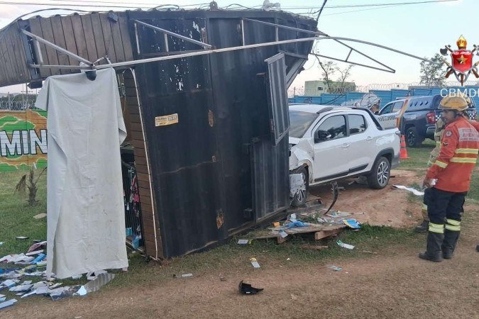 Apesar do enorme susto, as três pessoas atendidas pelos bombeiros estavam conscientes - (crédito: Soinp CMBDF/ Divulgação ) Apesar do enorme susto, as três pessoas atendidas pelos bombeiros estavam conscientes - (crédito: Soinp CMBDF/ Divulgação )