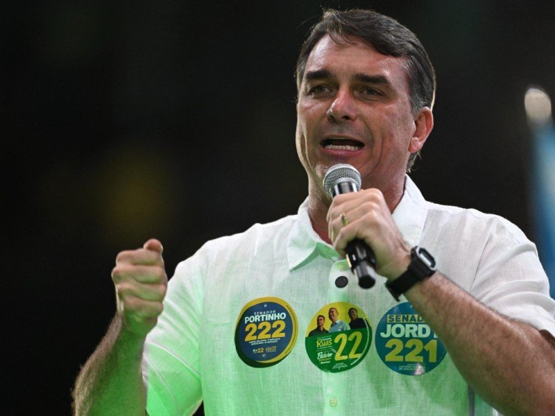 Quem é Flávio Bolsonaro, que concorre à presidência pelo PL