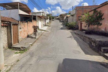 Rua onde a mulher foi executada no Bairro Cristina, em Santa Luzia. Dupla a seguiu de moto e disparou mais de 20 vezes para a matar - (crédito: Reprodução/Google StreetView) Rua onde a mulher foi executada no Bairro Cristina, em Santa Luzia. Dupla a seguiu de moto e disparou mais de 20 vezes para a matar - (crédito: Reprodução/Google StreetView)