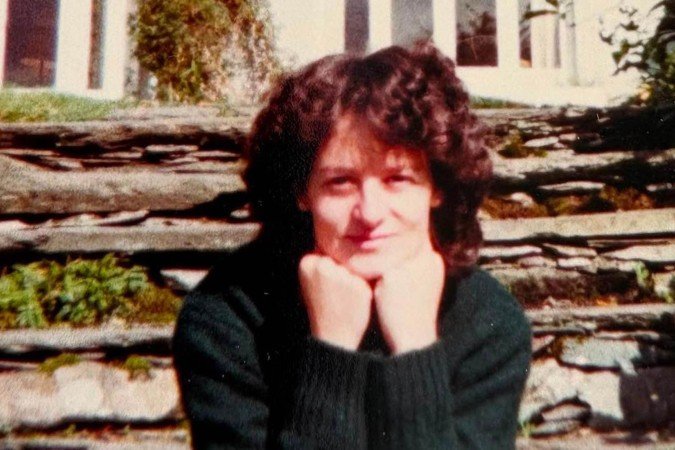 Cat Razzell tinha apenas 13 anos quando sua mãe foi assassinada por seu pai - (crédito: BBC) Cat Razzell tinha apenas 13 anos quando sua mãe foi assassinada por seu pai - (crédito: BBC)