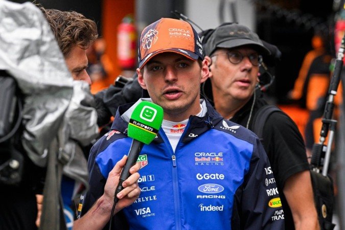 Piloto da Red Bull lamentou o abandono precoce diante da torcida holandesa após perder o controle na pista molhada - (crédito: John Thys/AFP) Piloto da Red Bull lamentou o abandono precoce diante da torcida holandesa após perder o controle na pista molhada - (crédito: John Thys/AFP)