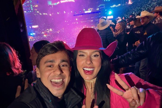 Ana Castela aparece ao lado de Nikolas e faz sinal ligado ao PL