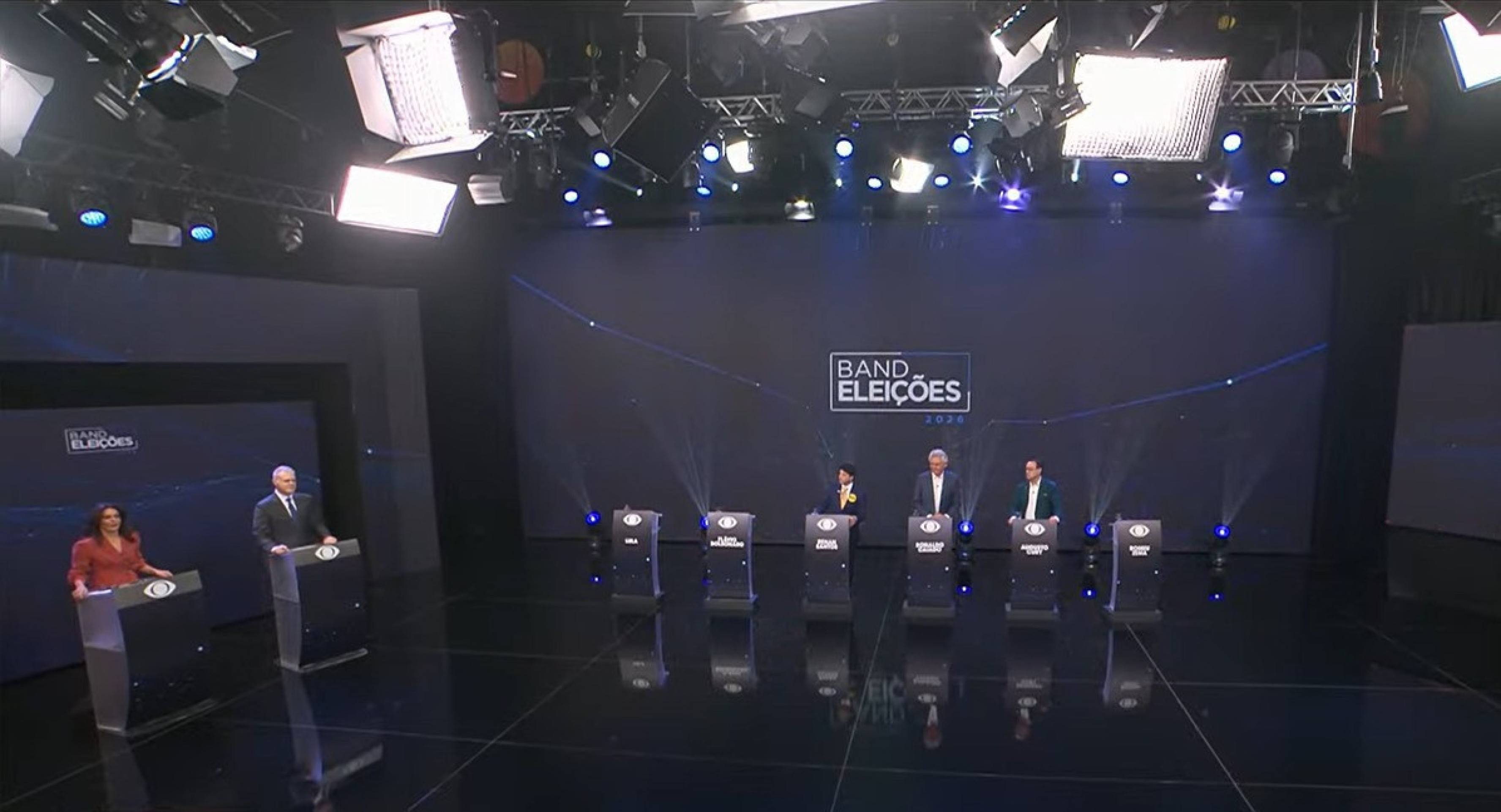 Debate Band/Estadão começa com púlpitos reservados a Lula, Flávio e Zema vazios - QTU Questões do Universo