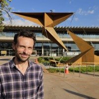 Sesi Lab recebe escultura de quase sete toneladas feita por Anderson Schneider -  (crédito: Gilberto Evangelista)