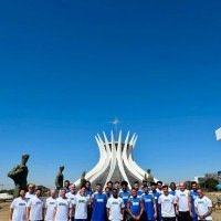 Seleção Brasileira de basquete visita a Catedral de Brasília antes da partida contra a República Dominicana, pela segunda fase das Eliminatórias da Copa do Mundo -  (crédito: CBB/Divulgação)