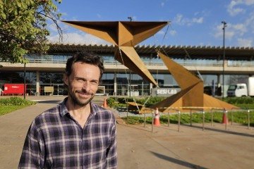 Sesi Lab recebe escultura de quase sete toneladas feita por Anderson Schneider -  (crédito: Gilberto Evangelista)