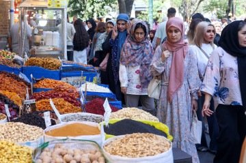 Mulheres visitam mercado em Teerã, capital iraniana: promessa de colapso econômico vista com desprezo pelo Irã -  (crédito:  AFP)