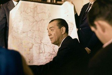 O embaixador americano para o Brasil, William M. Rountree (à esquerda), com o então governador de São Paulo, Laudo Natel -  (crédito: Acervo Arquivo Público do Estado de São Paulo)