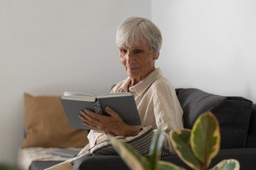 Em adultos mais velhos, a atividade da rede de processamento da comunicação é quase idêntica à observada no cérebro de adultos mais jovens durante tarefas linguísticas -  (crédito: Imagem de magnific)